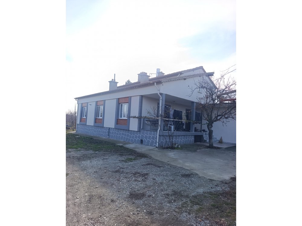 Akşehir şafak emlaktan yarenler mahallesinde müstakil 6+1dublex ev ve besihanesi olan samanlığı 5500m2 tarlası olan yer satılıktır