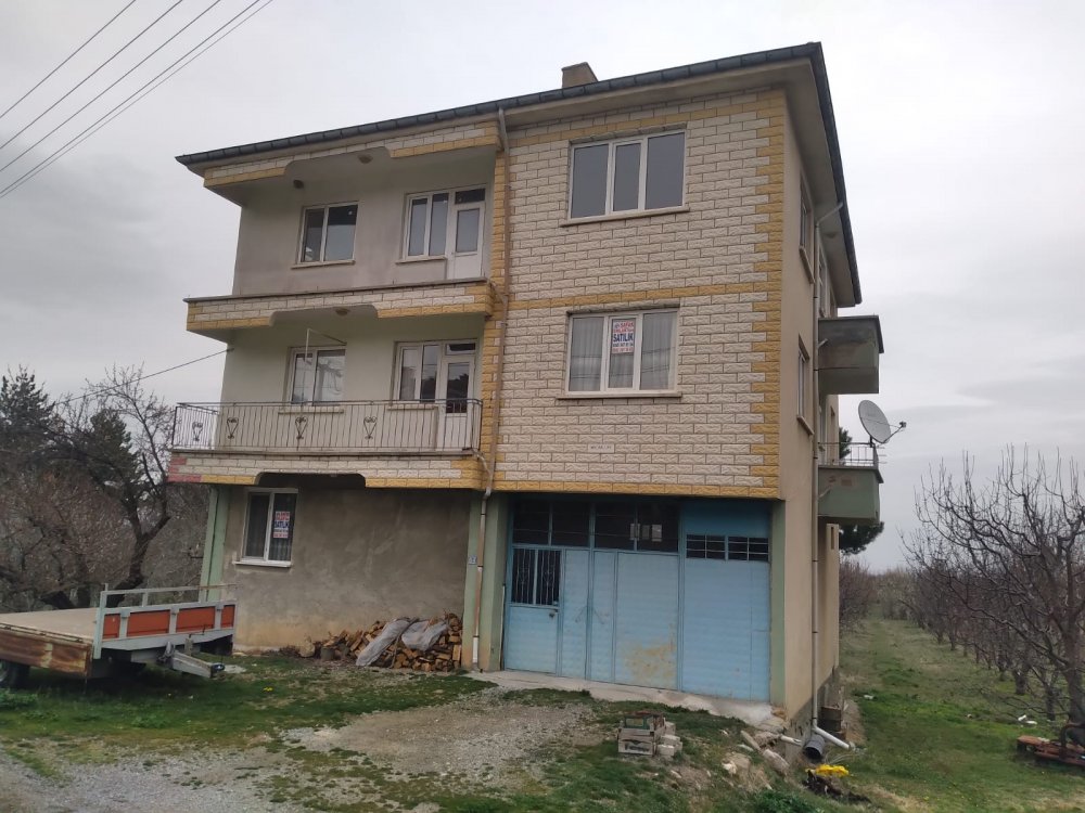 Şafak emlaktan atakent mahallesinde ana yol üzerinde 3 katlı kaloriferli 2500m2 arsa içerisinde kirazlığı olan müstakil ev satılıktır