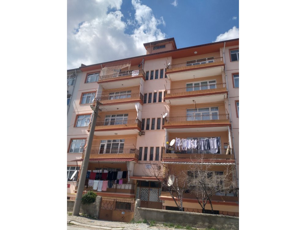 Şafak emlaktan gazi mahallesinde  3+1 bakımlı daire satılıktır 