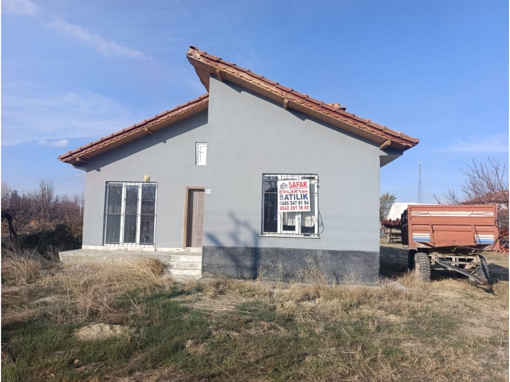 Şafak emlaktan değerli 2+1 1100m2 arsa içerisinde hobi evi ve bahçeli üniversite yakını ev satılıktır 