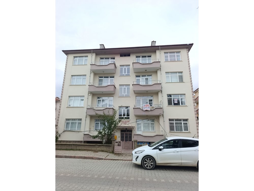 Şafak emlaktan yeni mahallede 2. Kat cadde üzerinde dogalgazlı daire satılıktır