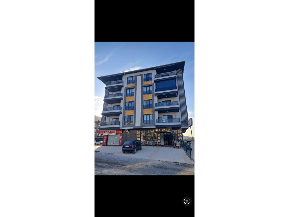 Akşehir şafak emlaktan yarenlerin gözdesinde eczane sağlık ocağı yanında garajlı satılık 190 m2 bürüt olan 3+1 kupon daire satılıktır